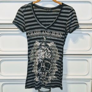 Crash and burn v neck XS